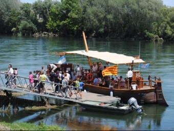 Lo Roiget, el segon llaüt turístic que passeja per l'Ebre i explica la història del riu als passatgers. ACN