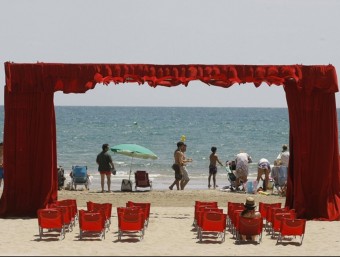 Una instal·lació preparada a la platja de Benicàssim l'any passat. EL PUNT-AVUI