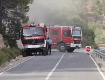 Dotacions terrestres dels Bombers de la Generalitat treballant en l'incendi de Cabacés, al Priorat ACN
