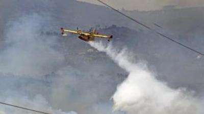 Un hidroavió descarrega aigua a l'incendi de Cortes de Pallars, a Iàtova MANUEL BRUQUE / EFE