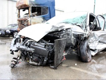 Un dels cotxes implicats en l'accident a El Far d'Empordà ahir a la tarda. MARINA LÓPEZ / ACN