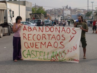 Els ecologistes dels Serrans manifesten la seua protesta davant la Unitat de Comandament Avançat establerta a Villar. ESCORCOLL