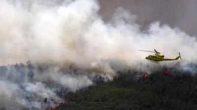 Vista d'un dels helicòpters que treballa en les tasques d'extinció de l'incendi de Cortes de Pallars ACN