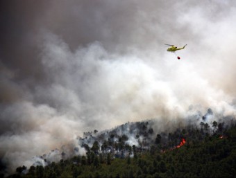 Un helicòpter treballant ahir en el foc que es va originar a Cortes de Pallás JOSÉ SOLER/EFE