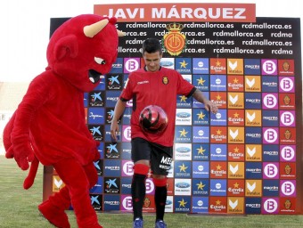 Javi Márquez va ser presentar ahir a la tarda com a nou jugador del Mallorca.  EFE 