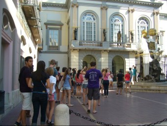 Un grup de visitants a l'entrada del Teatre Museu Dalí de Figueres, ahir. M.V