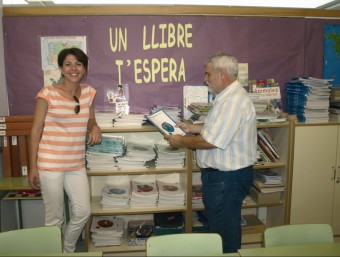 Tasques de reciclatge de llibres als centres educatius d'Almussafes. EL PUNT-AVUI