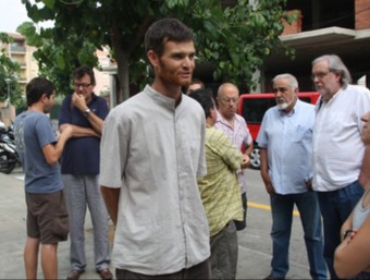 El veí de Pau Simó Colls, a les portes del Jutjat de Figueres on s'havia de celebrar el judici per les acusacions dels guàrdies civils, que finalment s'ha suspès  ACN