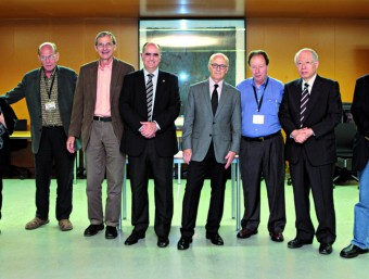 El rector de la URV Francesc Xavier Grau, al centre amb les mans creuades, envoltat dels químics i del Nobel d'economia Finn Kydland.  L'ECONÒMIC