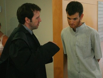 Simó Colls (dreta), parlant amb el seu advocat, Marc Cristià, ahir als jutjats de Figueres MANEL LLADÓ