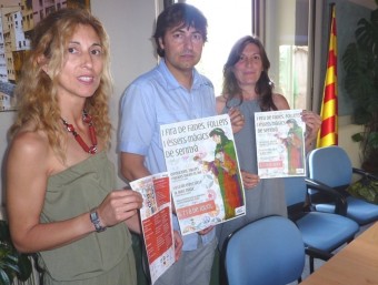 La presentació a la premsa, feta ahir: la regidora de cultura, Maria Àngels Ruiz; l'alcalde, Josep Antoni Ramon; i la Fada Gina. R. E