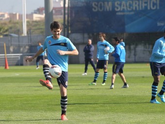 Víctor Álvarez s'exercita somrient en un entrenament de l'Espanyol EL9