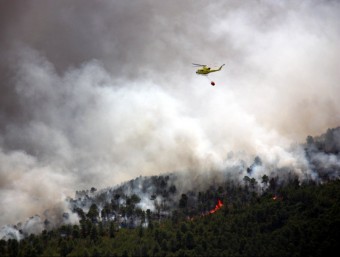 Mitjans aeris treballant en l'extinció del foc originat a Cortes de Pallars ACN