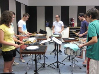 Alumnes i professorat participants en el curs de percussió. EL PUNT-AVUI