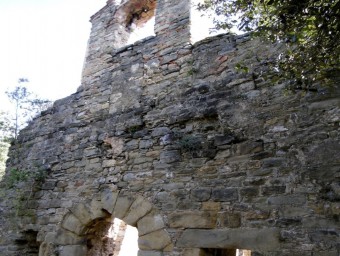 Les restes de l'església de la Mare de Déu de Mont-ros, a la finca cedida. J.C