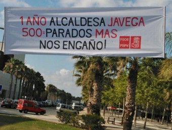 Pancarta penjada pel PSPV-PSOE a una rotonda de la ciutat. EL PUNT-AVUI