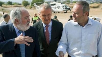 Els ministres d'Agricultura i Defensa amb el president Fabra en la visita a la zona dels incendis EL PUNT AVUI