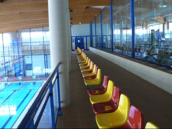 La piscina coberta de Tossa de Mar, on es pot veure a una banda ell gimnàs i la sala de musculació i a l'altra el bassi d'aigua. PAU LANAO