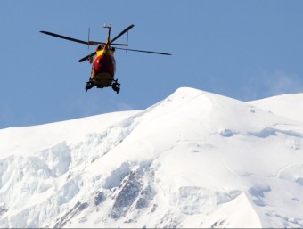 Un helicòpter de rescat sobrevola la zona del Mont Blanc on s'ha produït l'allau EFE