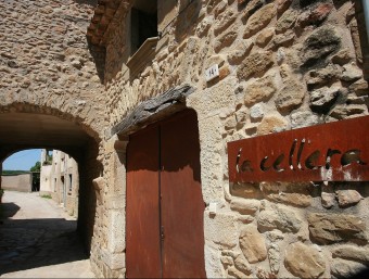 Una imatge recent del centre terapèutic educatiu La Cellera, a tocar de l'església de Flaçà. MANEL LLADÓ