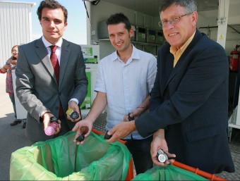 D'esquerra a dreta, Àlex Parellada (Nestlé), Jaume Busquets i Lluís Freixas, president del Consell Comarcal del Gironès i vicepresident primer, ahir al matí a la deixalleria comarcal de Sarrià de Ter. Tots tres han estat dels primers a reciclar càpsules de cafè MANEL LLADÓ