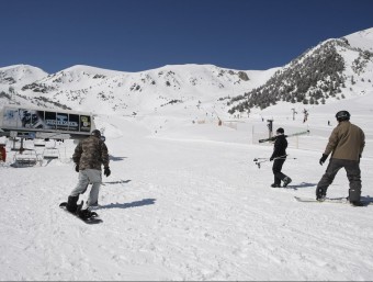 Una imatge de l'estació d'esquí de Vallter, al municipi de Setcases, amb esquiadors disfrutant del domini esquiable de la Vall de Camprodon. LL.S