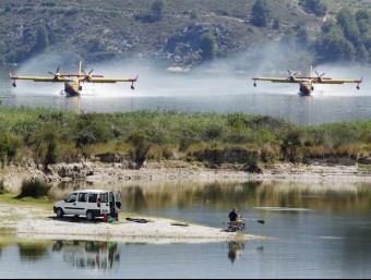 Dos hidroavions prenen aigua a l'embassament de Beniarrés. REUTERS/ HEINO KALIS