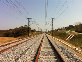 La catenària del TAV ja muntada, en un punt del tram entre Sant Julià de Ramis i Figueres EL PUNT AVUI