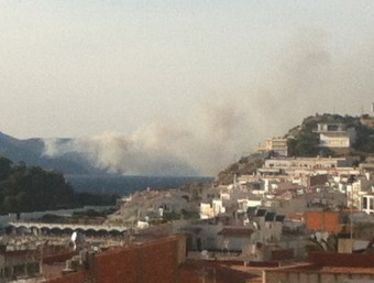 L'incendi que crema a Portbou, vist des del Port de la Selva ACN