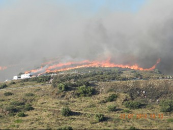 Vehicles atrapats a l'N-260 i els seus ocupants fugint de les flames en l'incendi de l'estiu passat JOSÉ MARÍA ÁLVAREZ