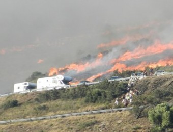 Les flames a prop dels cotxes, i alguns dels propietaris dels vehicles fugin muntanya avall JOSÉ MARIA ÁLVAREZ RODRÍGUEZ
