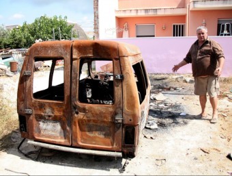 Un dels afectats pels incendis, José Beltri, mostra la seva furgoneta calcinada ACN