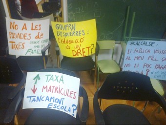 Les pancartes en el ple contra de l'augment de les taxes de l'escola bressol de Sant Cebrià. ARXIU