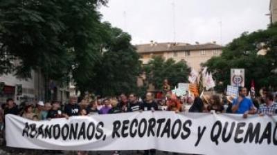 Pancarta de capçalera de la manifestació dels afectats pels incendis forestals. ROSELLA C. SANZ