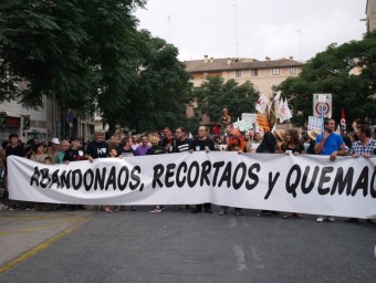 Pancarta de capçalera de la manifestació dels afectats pels incendis forestals. ROSELLA C. SANZ