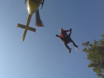 Un helicòpter dels Bombers, evacuant aquest diumenge a la tarda una dona accidentada a Montserrat BOMBERS DE LA GENERALITAT