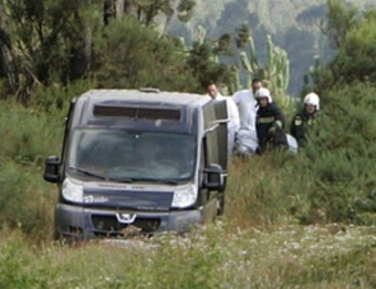 Efectius dels bombers retiren un dels cossos després de l'accident d'una avioneta a Galícia EFE