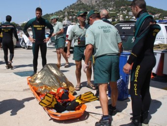 Un instant durant el trasllat del cos de la víctima al port de l'Estartit ACN