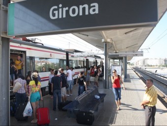 Viatgers pujant ahir a un tren a l'estació de Girona. LLUÍS SERRAT