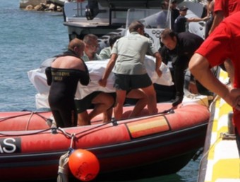 Moment en què l'equip dels GEAS porta el cos del submarinista al port.  JOAN CASTRO / ICONNA