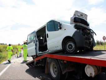 El darrer accident, registrat dimarts i amb un mort i un ferit greu, va deixar en aquest estat la furgoneta sinistrada ACN
