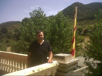 Pere Arderiu, fotografiat a la balconada de la Casa Consistorial de Das. EL PUNT AVUI