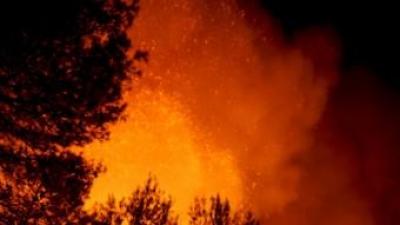Equips dels bombers dels parcs d'Alcoi i Elda durant les tasques d'extinció de l'incendi forestal AFP