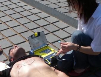 Una simulació d'intervenció amb una desfibril·lador davant una aturada cardíaca, durant la presentació del projecte EL PUNT AVUI