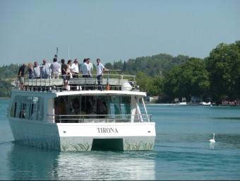 La Tirona, carregada d'autoritats, durant el seu primer viatge oficial per les aigües de l'estany. J.C