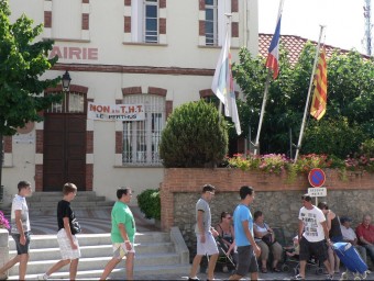 Joves francesos passen per davant l'ajuntament d'El Pertús cap a les botigues del barri espanyol. PAU LANAO 
