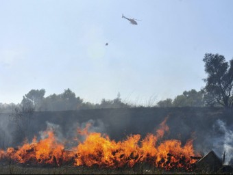 Un helicòpter treballa en l'extinció de l'incendi de Vilopriu EFE
