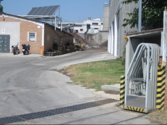 Una imatge d'ahir al migdia de l'exterior de l'empresa de fertilitzants Burés Profesional SA, a Vilablareix. JORDI FERRER