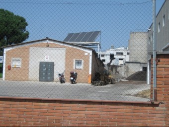 Una imatge recent de l'exterior de la fàbrica de gestió de residus Burés Profesional SA, a Vilablareix. JORDI FERRER