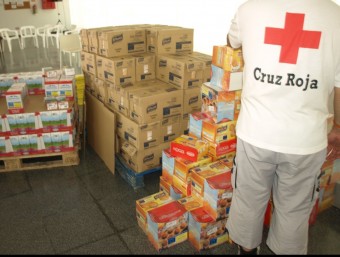 Un membre de Creu Roja d'Algemesí col·labora en el repartiment d'aliments. EL PUNT-AVUI